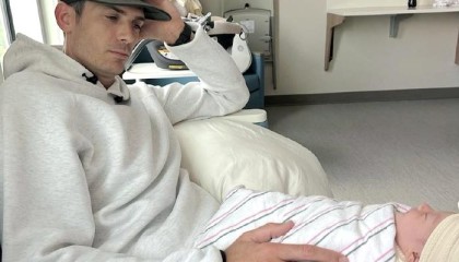 恭喜！排球世界冠军三胎女儿出生，五年生三娃被网友打趣“超速”