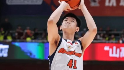 广东逆转青岛！王洪泽大爆发，麦考尔43分强势救主，三少折返跑！