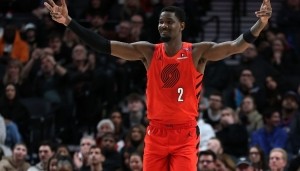 名记：艾顿目前正在牙买加做慈善 翻新社区/提供电力医疗教育用品