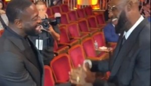 詹姆斯亮相名人堂入选仪式 与好兄弟韦德亲密拥抱致意！