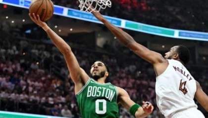 开云下载-客场拿赛点却被球迷猛喷 绿军险些为高傲付出代价