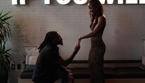 开云-老鹰球员基顿-华莱士求婚成功 众亲友到场祝福！