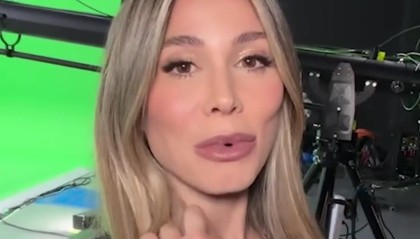 开云app-太慷慨！卡里乌斯妻子报道国米vs那不勒斯，身穿镂空上衣惊艳全场