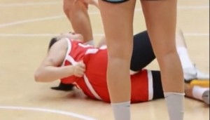 遭对手垫屁股的动作受伤离场！U19女篮球员李雨汧伤势并无大碍